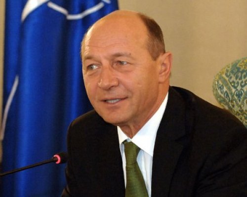 Băsescu: Trebuie să fii caraghios să spui că populaţia României se stabileşte prin ciocănit la uşă